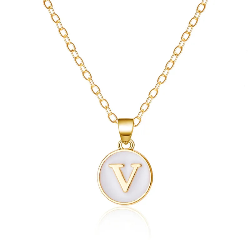 Halsband med vit bokstavsberlock v