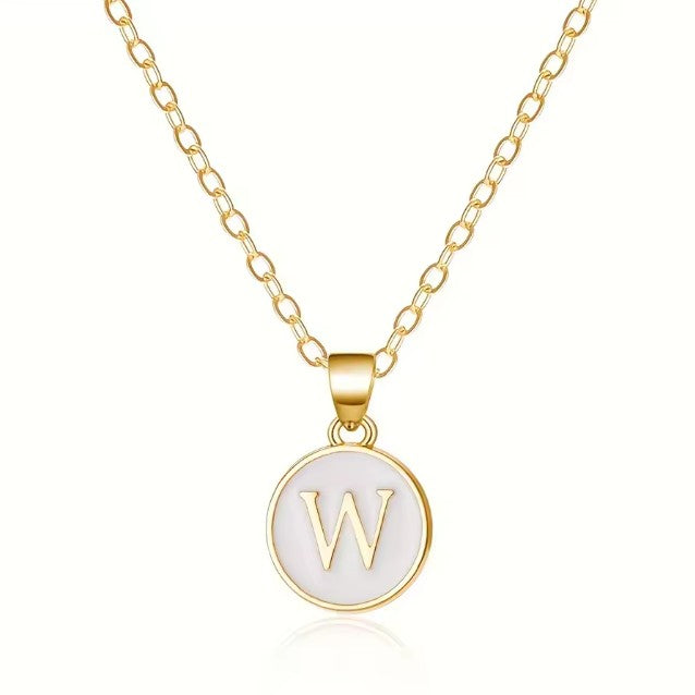 Halsband med vit bokstavsberlock – bokstav 