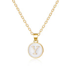 Halsband med vit bokstavsberlock y