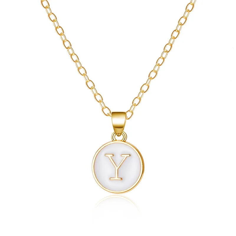 Halsband med vit bokstavsberlock y