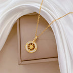 Halskjede med kompassanheng med rosa zirkonia