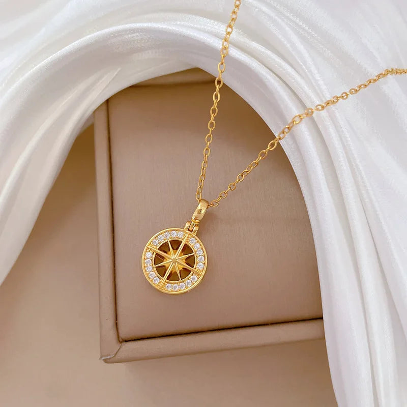 Halskjede med kompassanheng med rosenkvarts zirkon