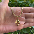 Halskjede med gull soppanheng