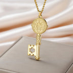 Halsband med katolsk nyckelberlock i guld