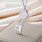 Halsband med katolsk nyckelberlock i silver