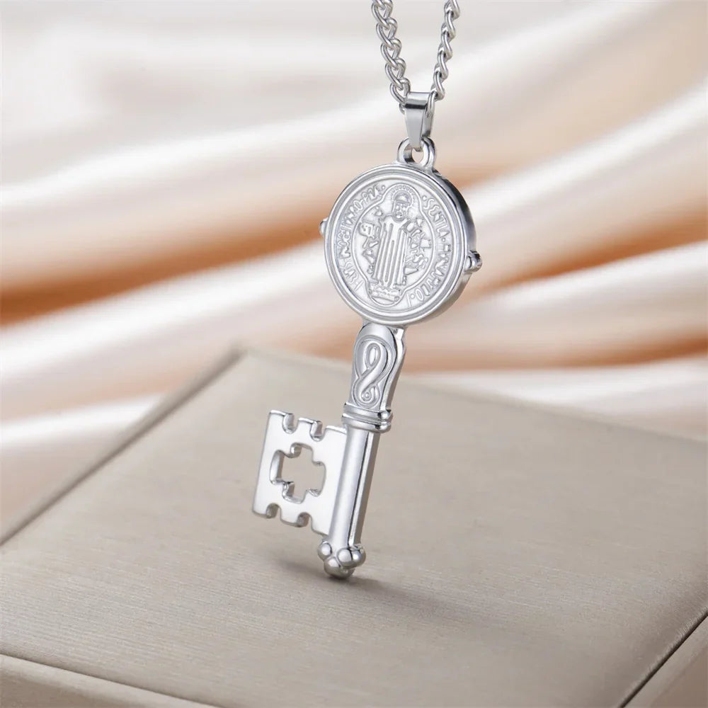 Halsband med katolsk nyckelberlock i silver