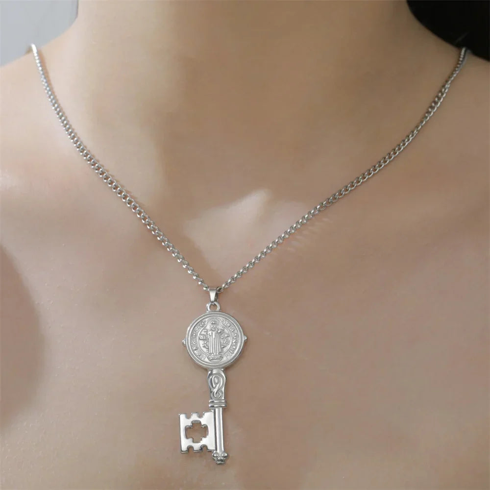 Halsband med katolsk nyckelberlock i silver