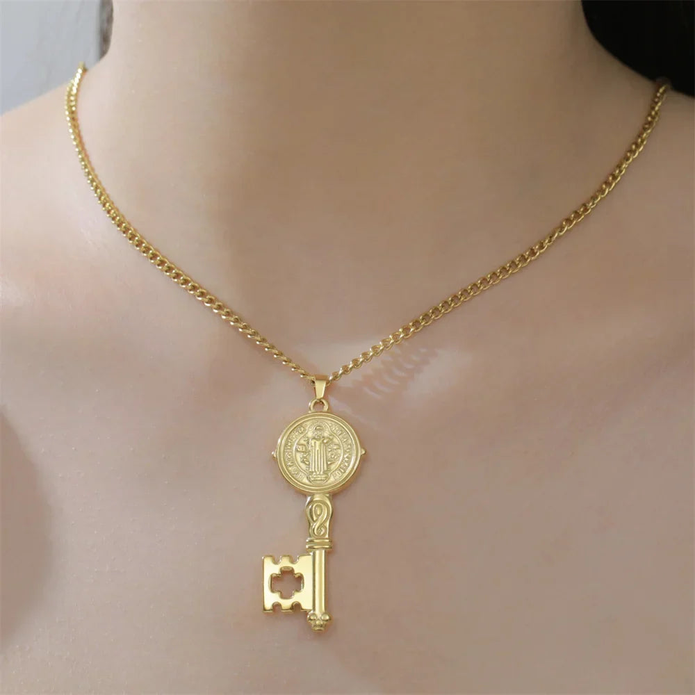 Halsband med katolsk nyckelberlock i guld