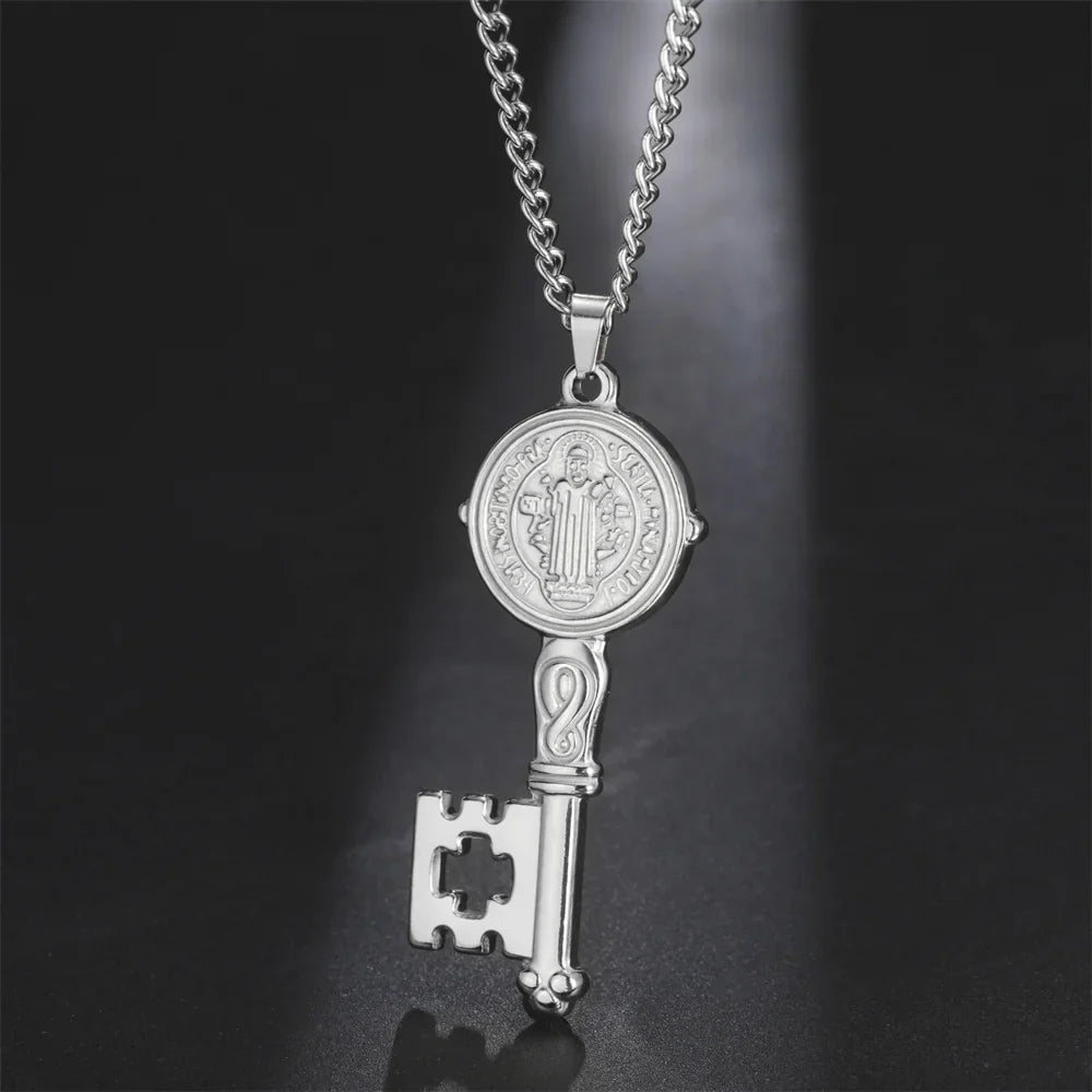 Halsband med katolsk nyckelberlock i silver