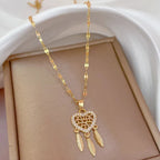 Halskjede med drømmefanger-hjerteanheng i krystall