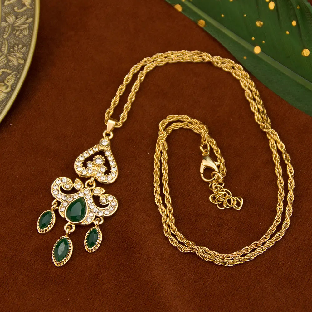 Halsband med traditionellt arabiskt färgat hängsmycke i grönt