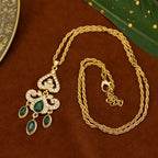 Halsband med traditionellt arabiskt färgat hängsmycke i grönt