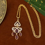 Halsband med traditionellt arabiskt färgat hängsmycke i rött