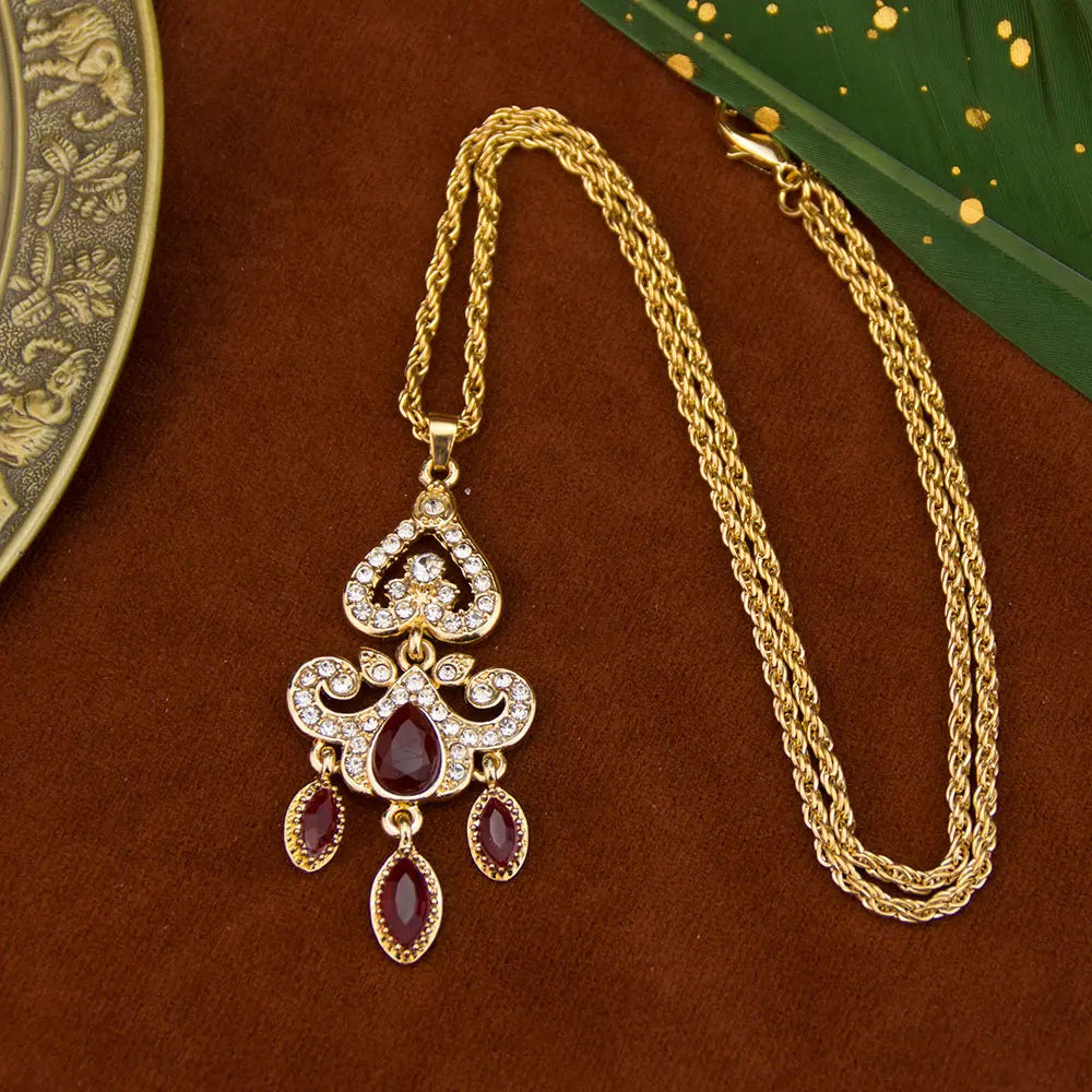 Halsband med traditionellt arabiskt färgat hängsmycke i rött