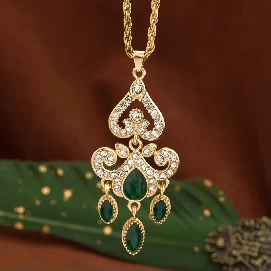 Halsband med traditionellt arabiskt färgat hängsmycke i svart