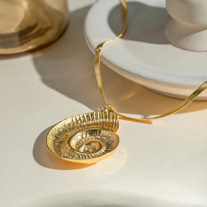 Halskæde med Spiral Skalsmykke