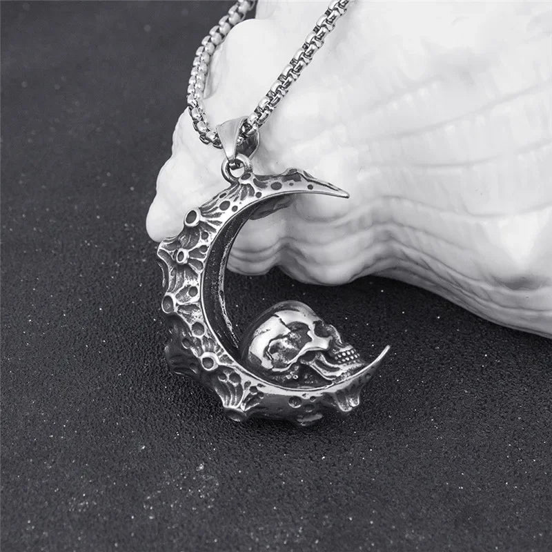 Collier avec Pendentif Croissant de Lune et Tête de Mort