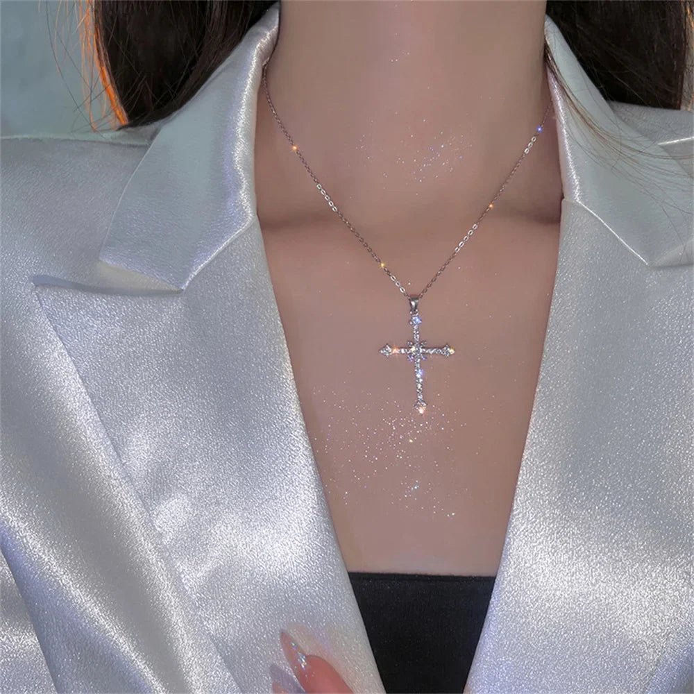 Collier avec Pendentif Croix en Zircon