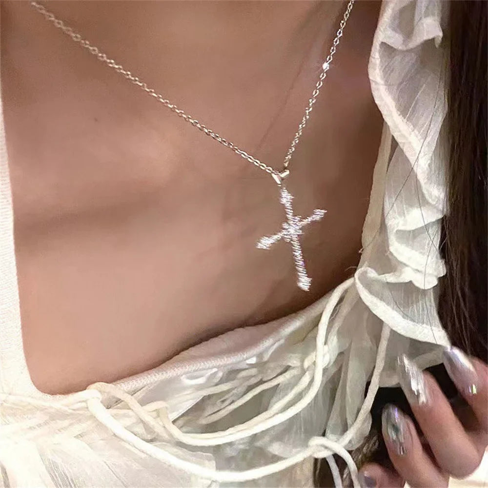 Collier avec Pendentif Croix en Zircon