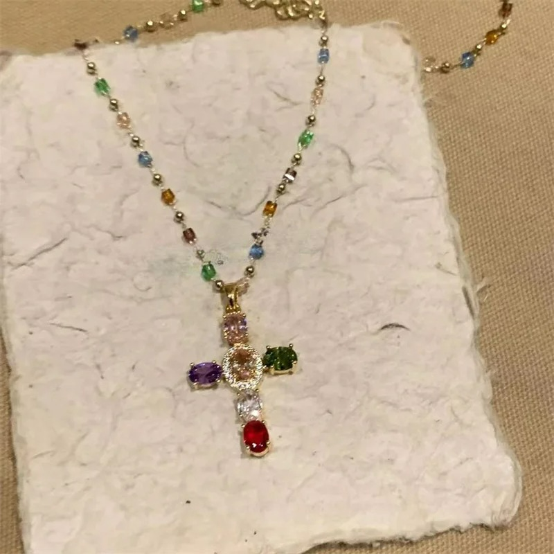 Halskæde med korsvedhæng i zirkonia til kvinder