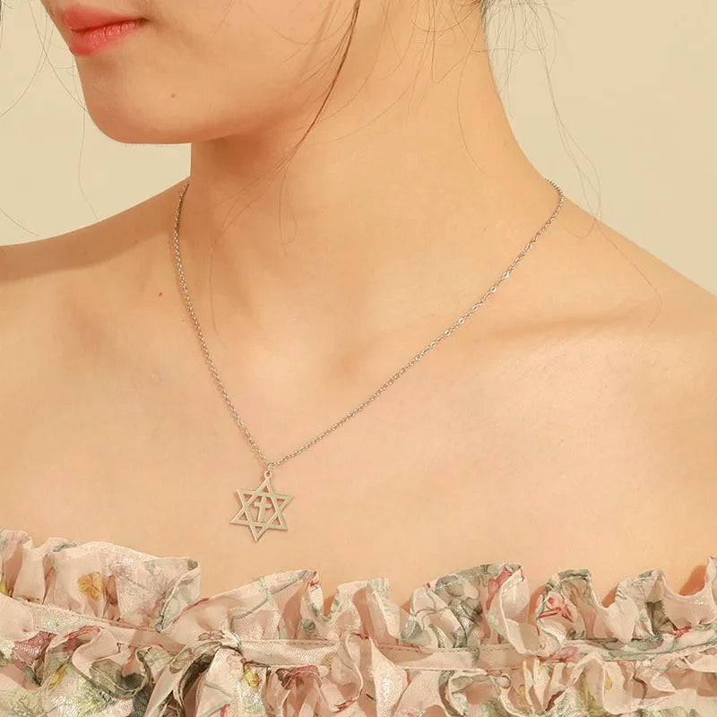 Halsband med hängsmycke i form av ett kors och Davidsstjärnan, ortodoxa judiska symboler, silver