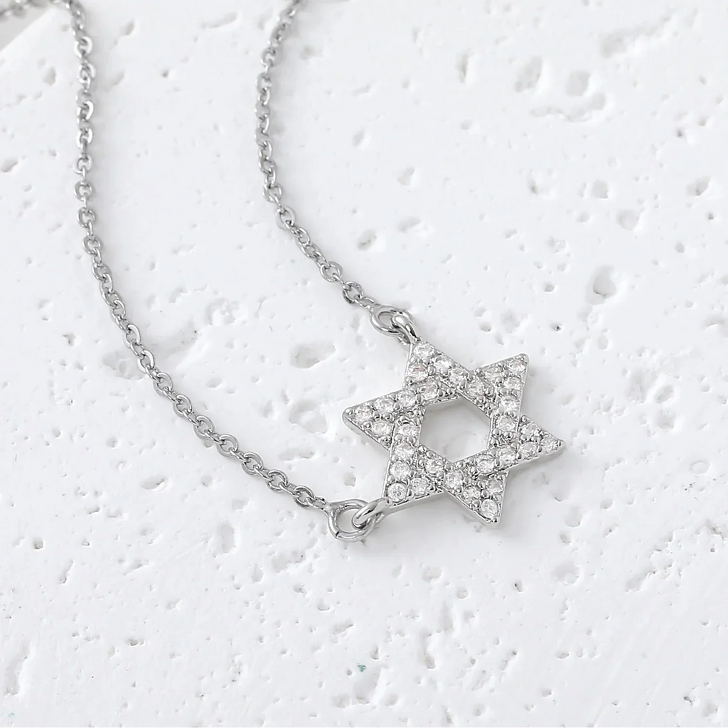 Halsband med hängsmycke i form av Davidsstjärnan med strass, judisk symbol silver