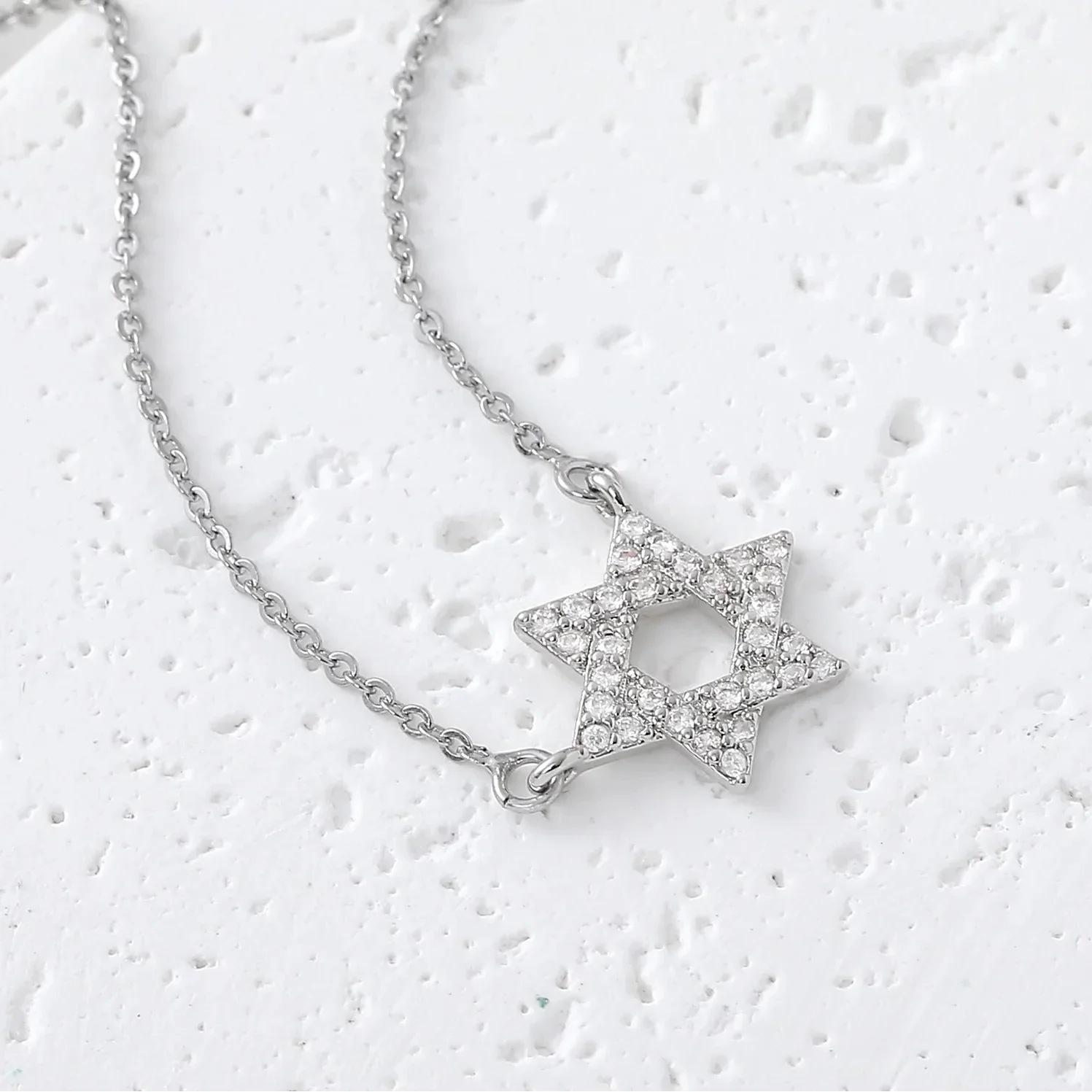 Halsband med hängsmycke i form av Davidsstjärnan med strass, judisk symbol silver