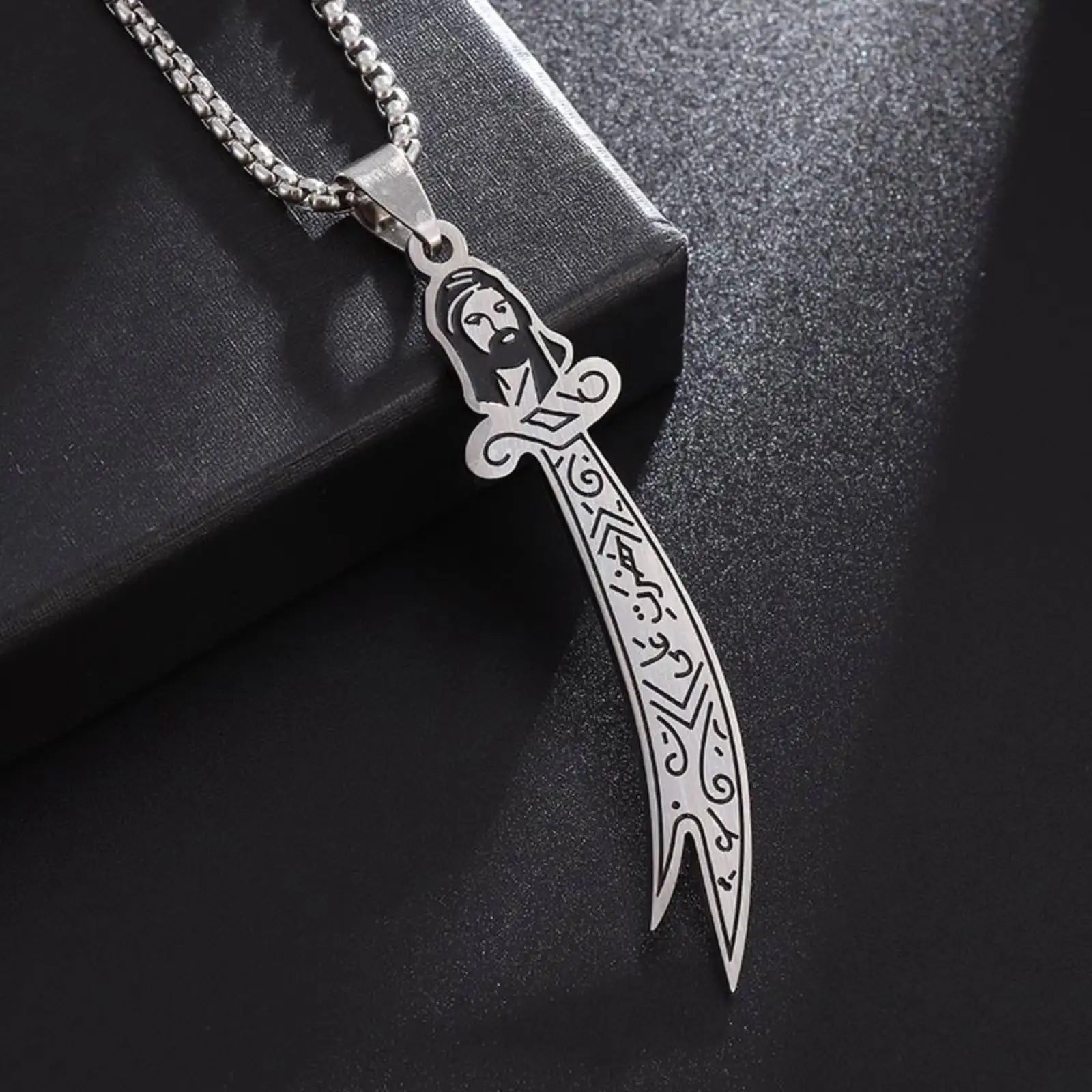 Halsband med hängsmycke av Imam Ali Zulfiqar arabisk islam muslim silver