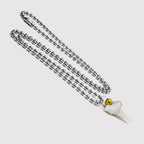 Halskæde med vedhæng af hvid hajtand