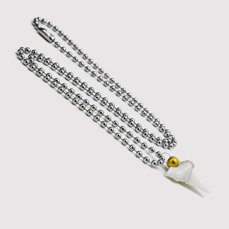 Halskæde med hvid hajtand vedhæng