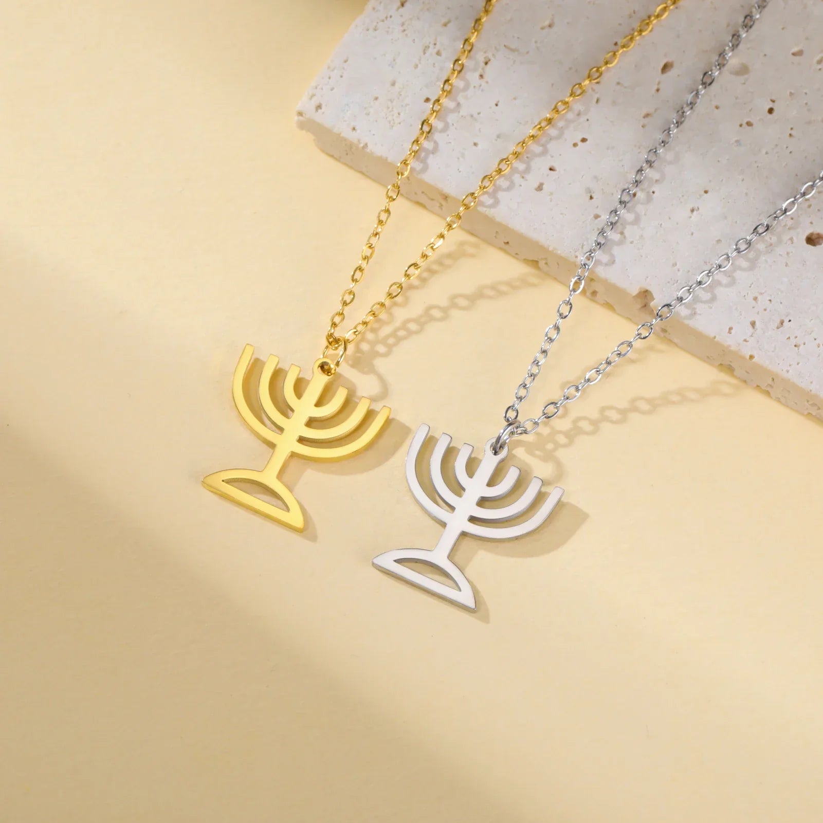 Halskjede med anheng av det jødiske identitetssymbolet Menorah 