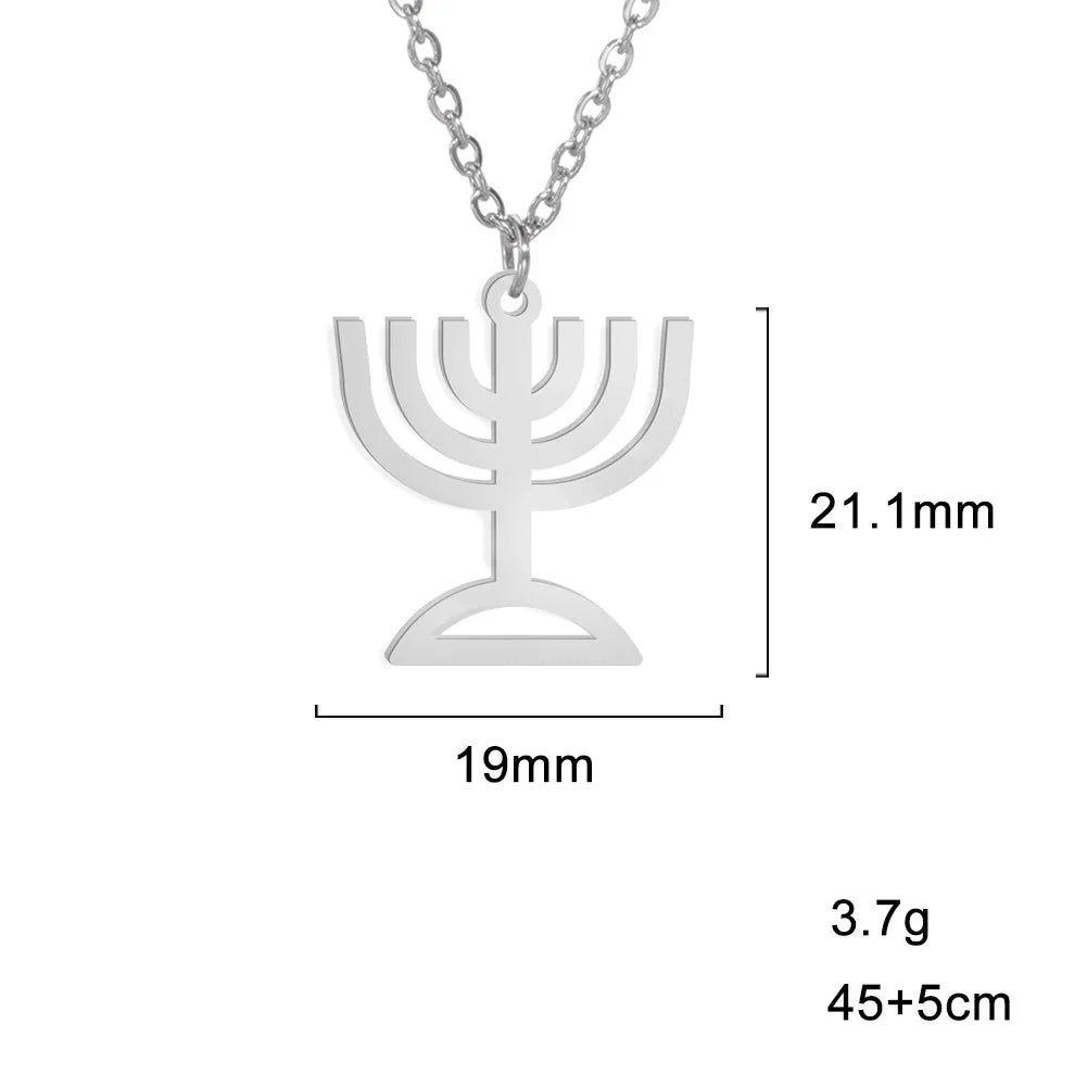 Halskjede med anheng av det jødiske identitetssymbolet Menorah