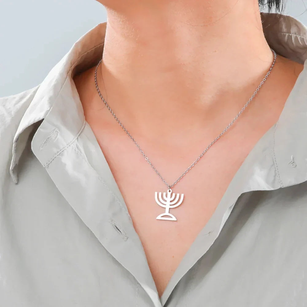 Halskjede med anheng av det jødiske identitetssymbolet Menorah i sølv