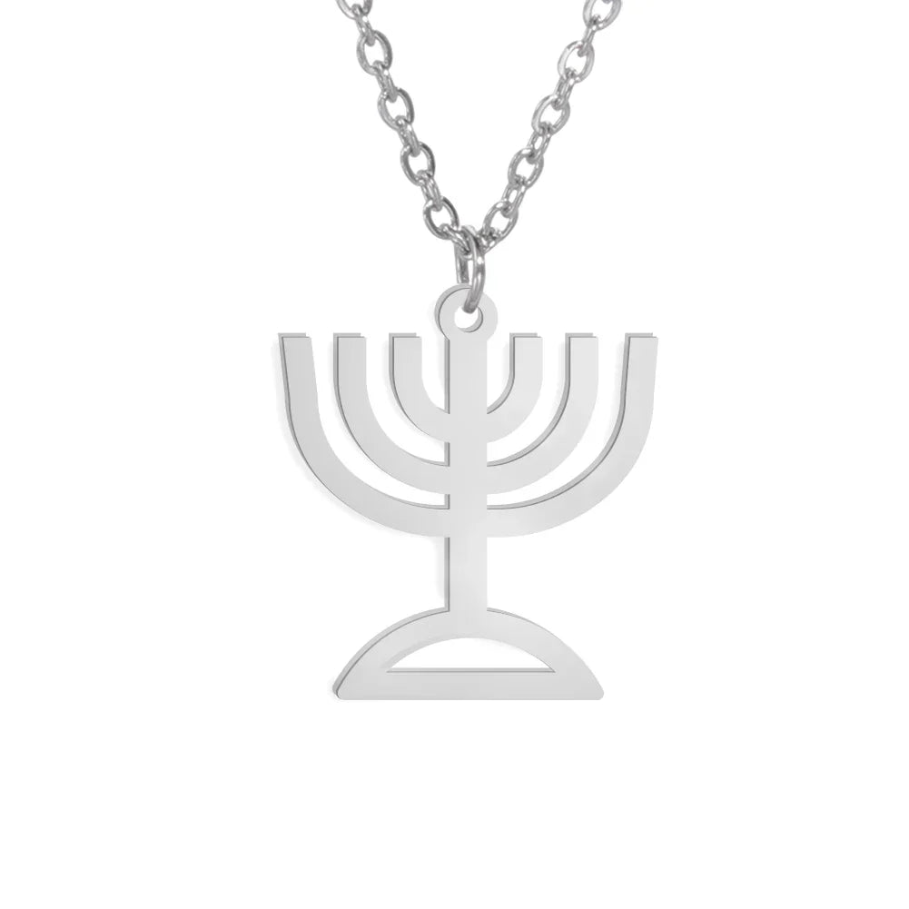 Halskjede med anheng av det jødiske identitetssymbolet Menorah i sølv