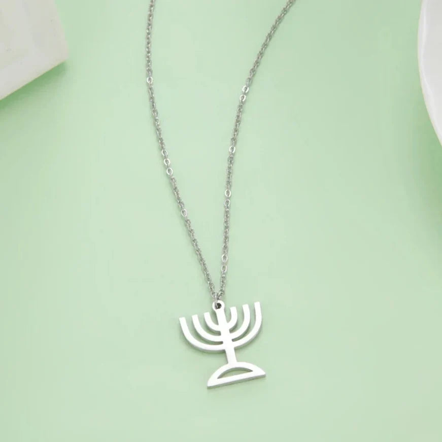 Halskjede med anheng av det jødiske identitetssymbolet Menorah i sølv