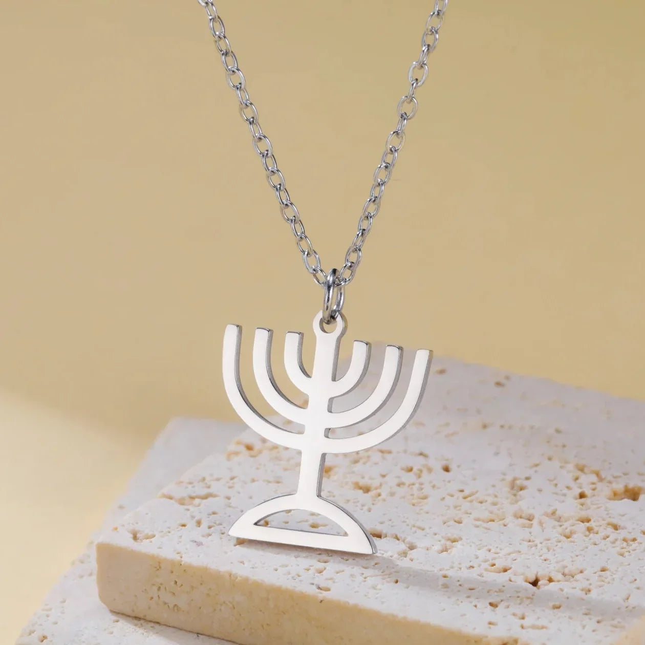 Halskjede med anheng av det jødiske identitetssymbolet Menorah i sølv