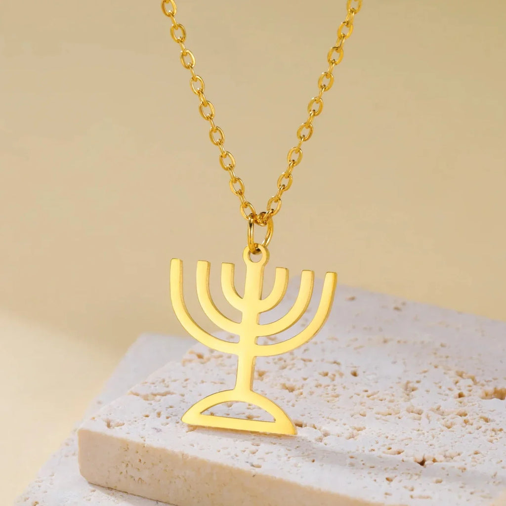 Halskjede med anheng av det jødiske identitetssymbolet Menorah i gull
