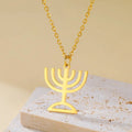 Halskjede med anheng av det jødiske identitetssymbolet Menorah i gull