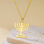 Halskjede med anheng av det jødiske identitetssymbolet Menorah i gull