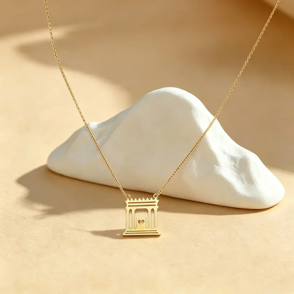 Halsband med hängsmycke av det judiska heliga templet i Jerusalem "Le Beit Hamikdash" i guldfärg