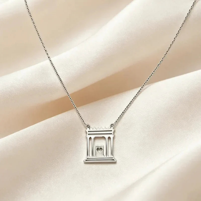 Halsband med hängsmycke av det judiska heliga templet i Jerusalem "Le Beit Hamikdash" i silverfärg