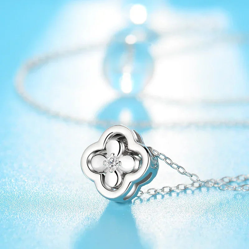 Halsband med fyrklöverberlock i silver med zirkon