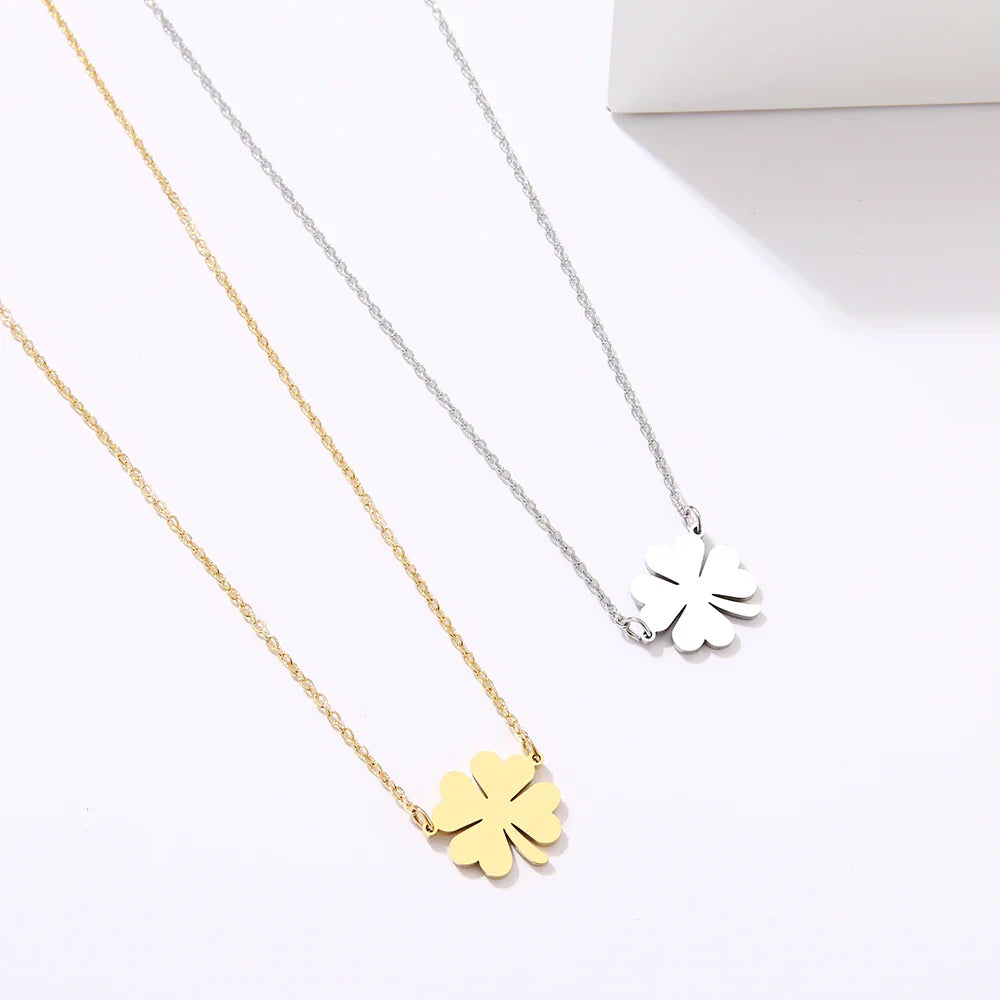 Halskæde med vedhæng i form af en lykkebringende kløverblad i sølv