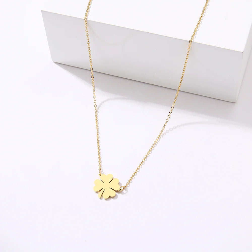 Halskæde med vedhæng i form af en lykkebringende kløverblad i guld