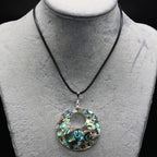 Náhrdelník z kůže s přívěskem z perleti a mušle