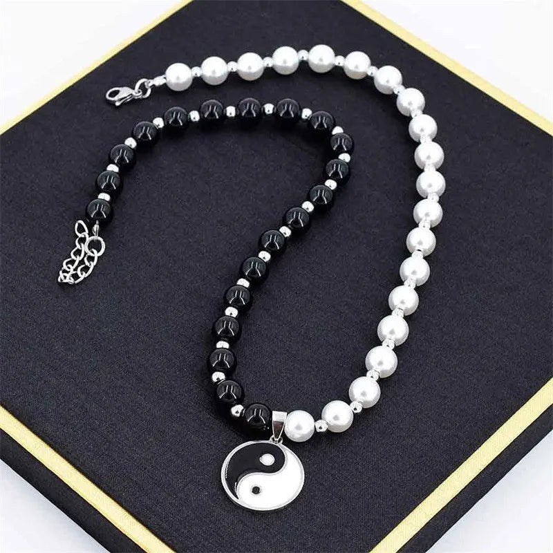 Collier avec Pendentif en Perles Yin Yang Noir et Blanc