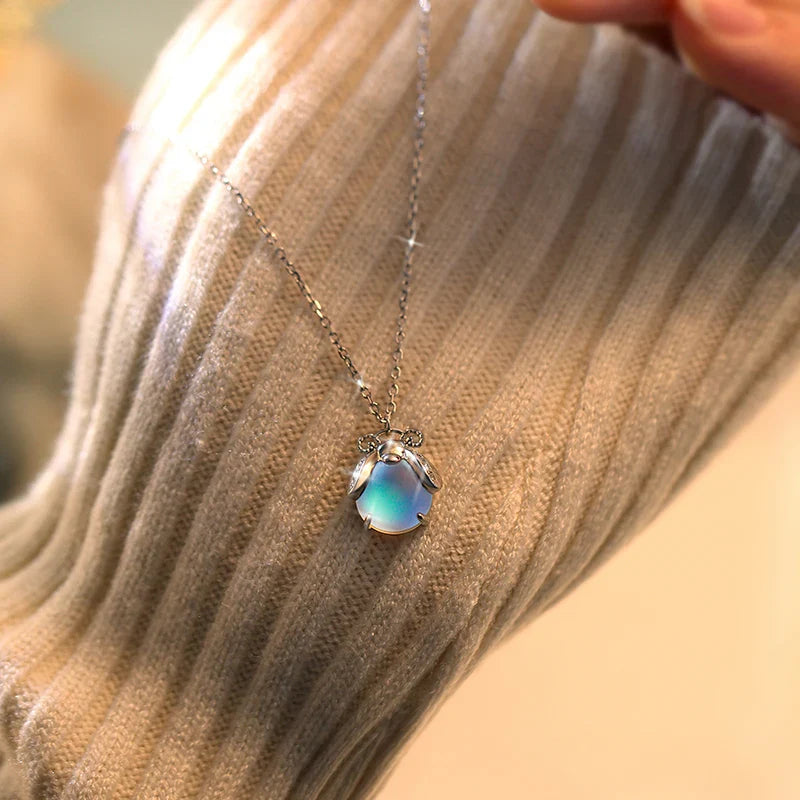 Halskæde med vedhæng i zirkon månestenssten