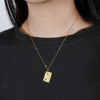 Halskæde med konvolutvedhæng i guld