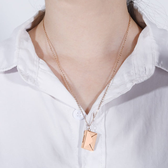 Halskæde med konvolutvedhæng i rosaguld