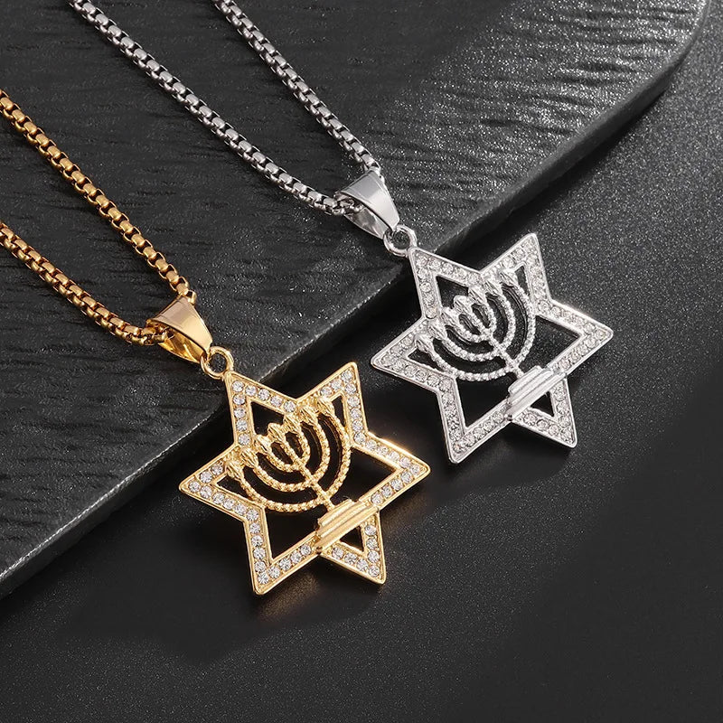 Halsband med Davidsstjärne-hänge och den judiska identitetssymbolen Menorah i guld